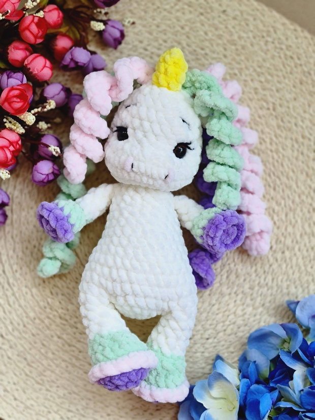 Unicornul PIC croșetat manual