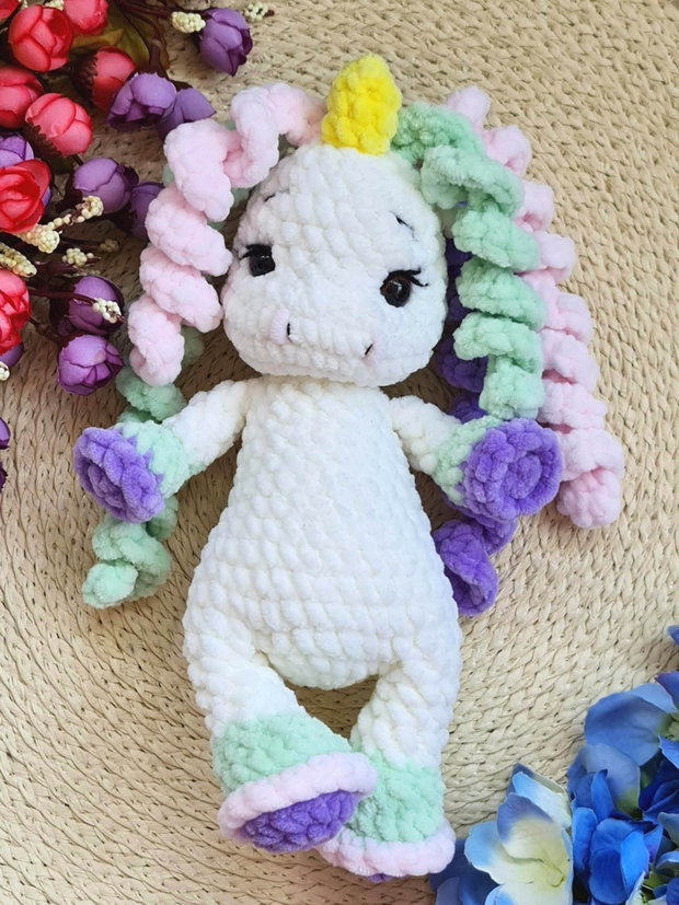 Unicornul PIC croșetat manual