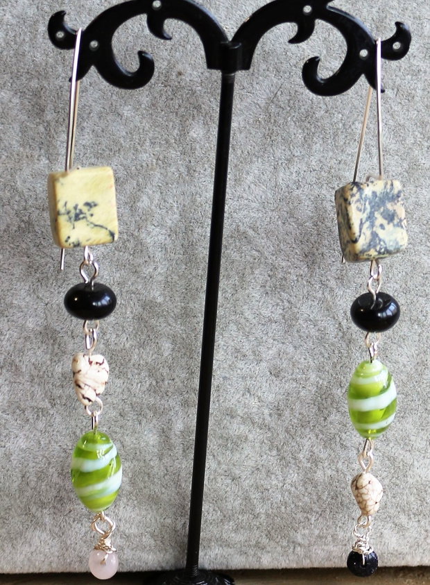 Cercei din sarma cu un mix de pietre semipretioase