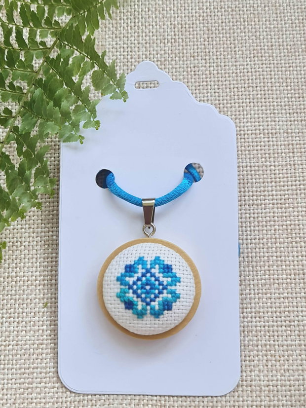 Pandantiv albastru model traditional, bază din lemn natur