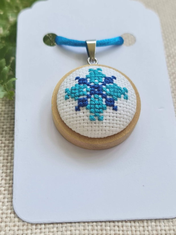 Pandantiv albastru și bleu, model traditional, bază din lemn natur