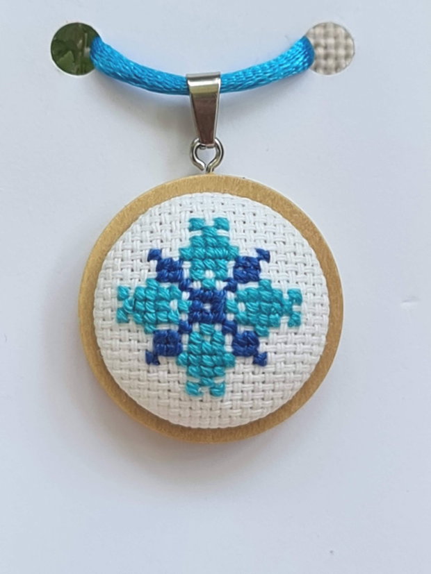 Pandantiv albastru și bleu, model traditional, bază din lemn natur