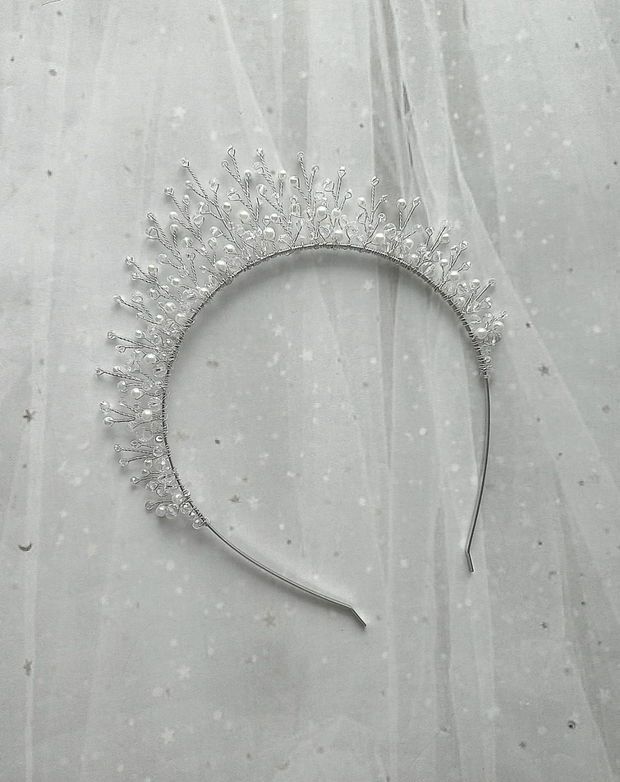 Tiara mireasa cu perle albe si cristale transparente