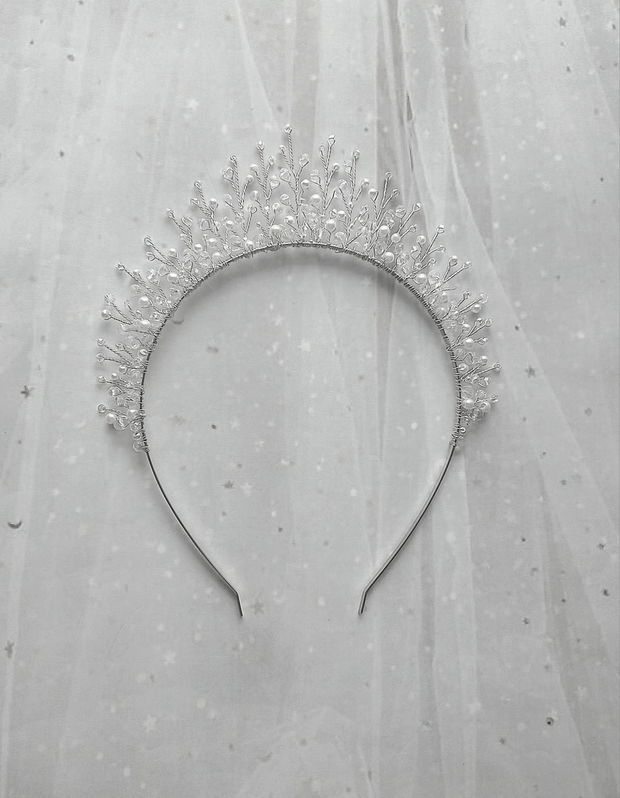 Tiara mireasa cu perle albe si cristale transparente