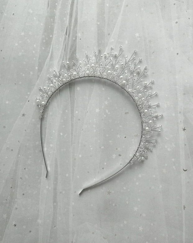 Tiara mireasa cu perle albe si cristale transparente