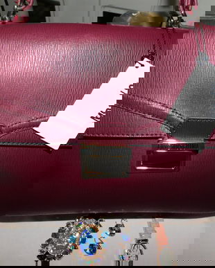 MOSCHINO ,  geanta noua,  orignala, piele ,  ceas, cercei si   brosa cadou , toate noi