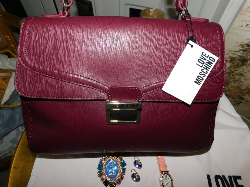 MOSCHINO ,  geanta noua,  orignala, piele ,  ceas, cercei si   brosa cadou , toate noi