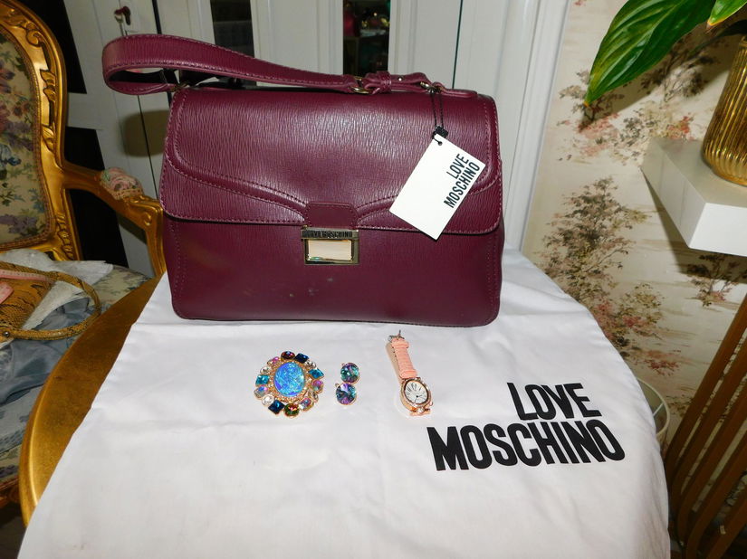 MOSCHINO ,  geanta noua,  orignala, piele ,  ceas, cercei si   brosa cadou , toate noi