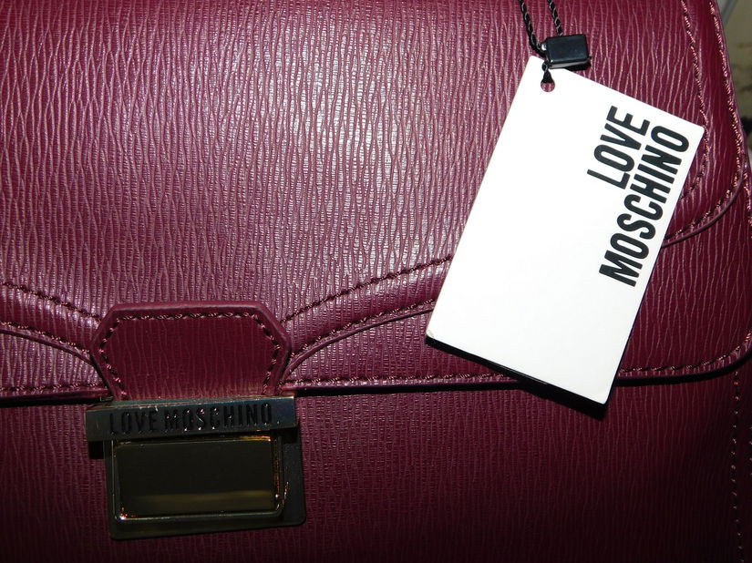 MOSCHINO ,  geanta noua,  orignala, piele ,  ceas, cercei si   brosa cadou , toate noi