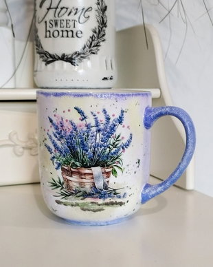 Cana decorata manual cu flori de lavanda