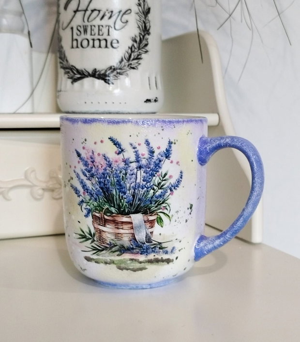 Cana decorata manual cu flori de lavanda