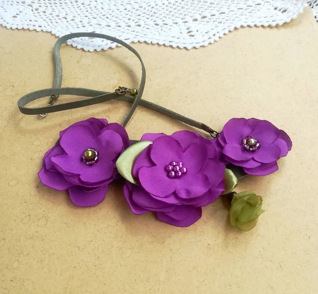 Colier buchet de flori lila violet