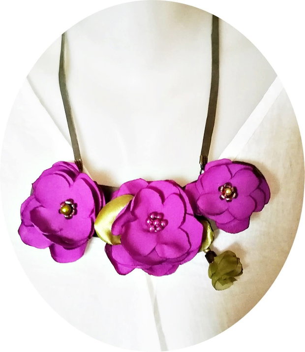 Colier buchet de flori lila violet