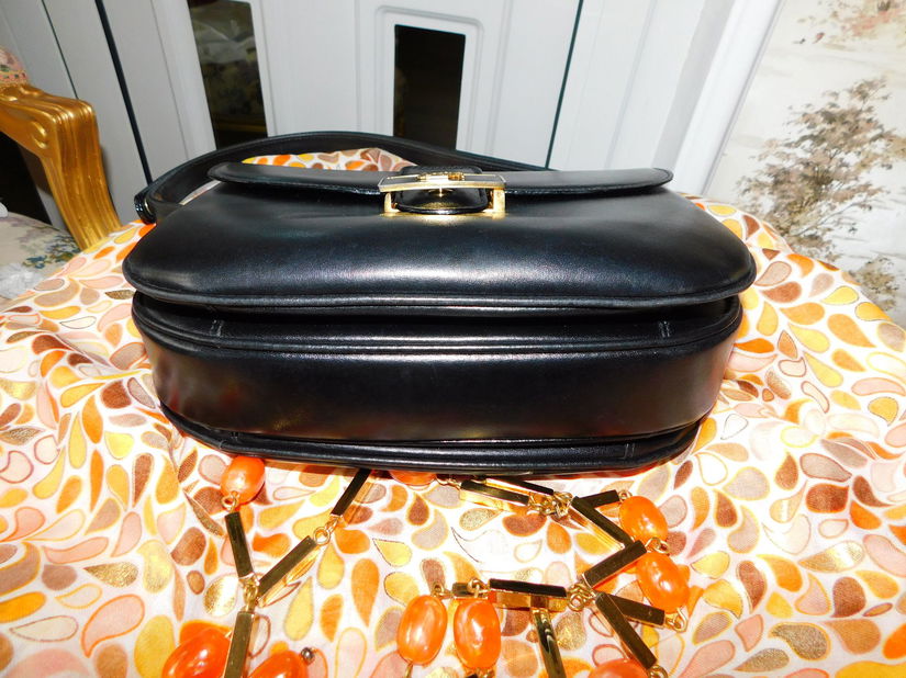 Geanta  vintage  FBM Italia , piele  deosebita ,  produs lux,  cadpu esarfa noua si  curea   vintage anii 60