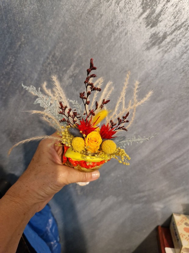 Aranjament floral in vas fetita