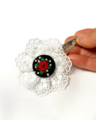 Agrafa  , clama cu broderie manuala