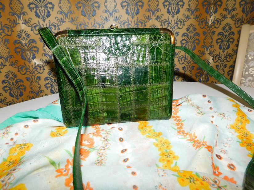 Poseta crocodil ,  verde,  tip caseta , stare perfecta , cadou esarfa  noua  deosebita