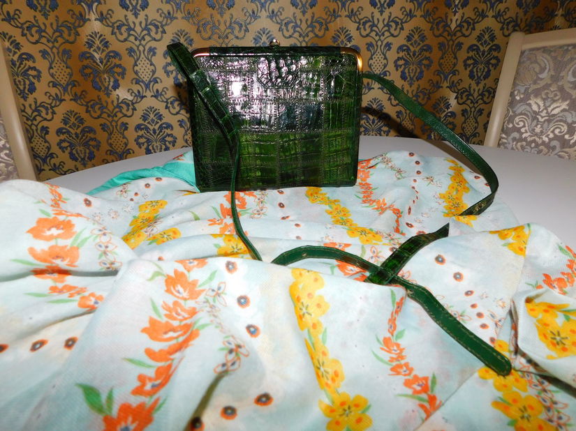 Poseta crocodil ,  verde,  tip caseta , stare perfecta , cadou esarfa  noua  deosebita