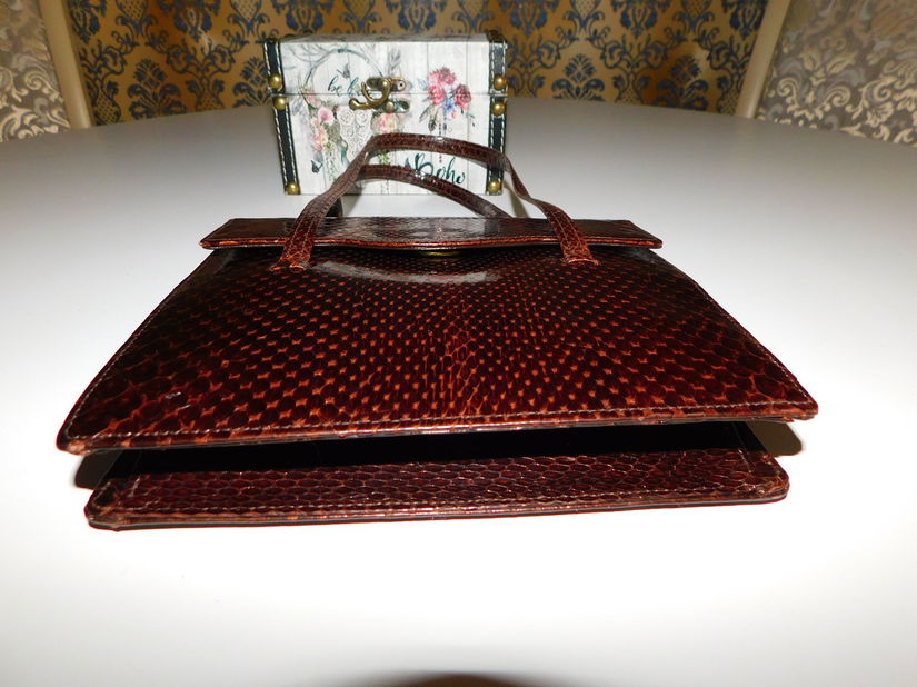 Poseta  mica  sarpe,  produs autentic vintage , manusi elegante noi si  brosa cadou