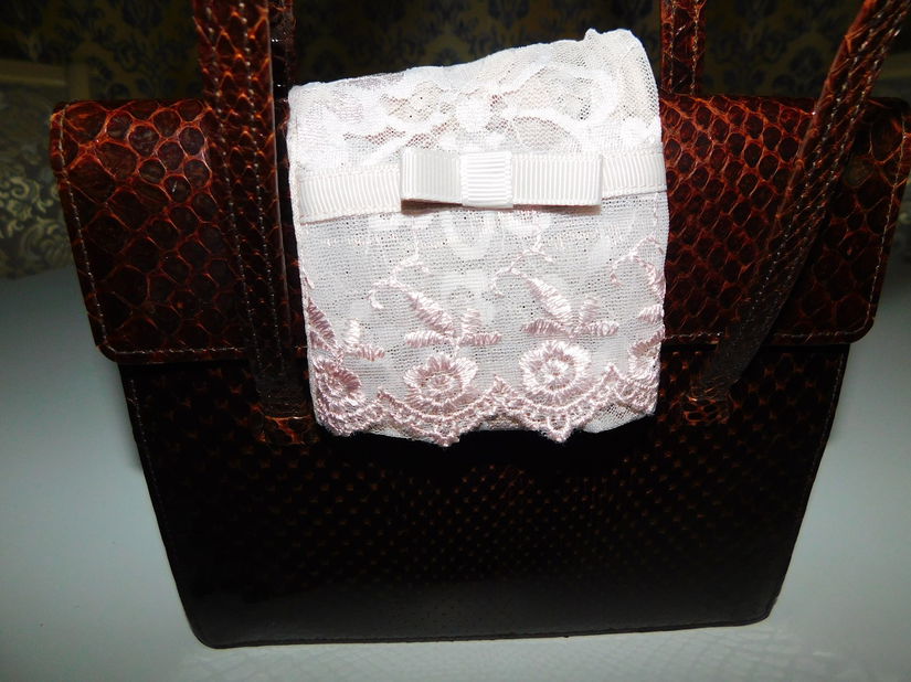 Poseta  mica  sarpe,  produs autentic vintage , manusi elegante noi si  brosa cadou