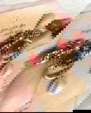 Cercei albinuta cu perla alba delicata ・Cercei fabulosi・Cercei handmade cu perla・Cercei delicati