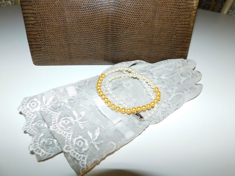 Poseta  sopirla  vintage , deosebita , manusi noi dantela si colier perle  de cultura  cadou