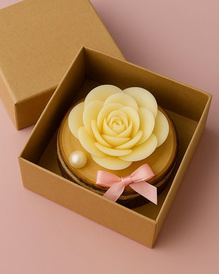 Cadou handmade gata de oferit  floare din ceară în cutie elegantă