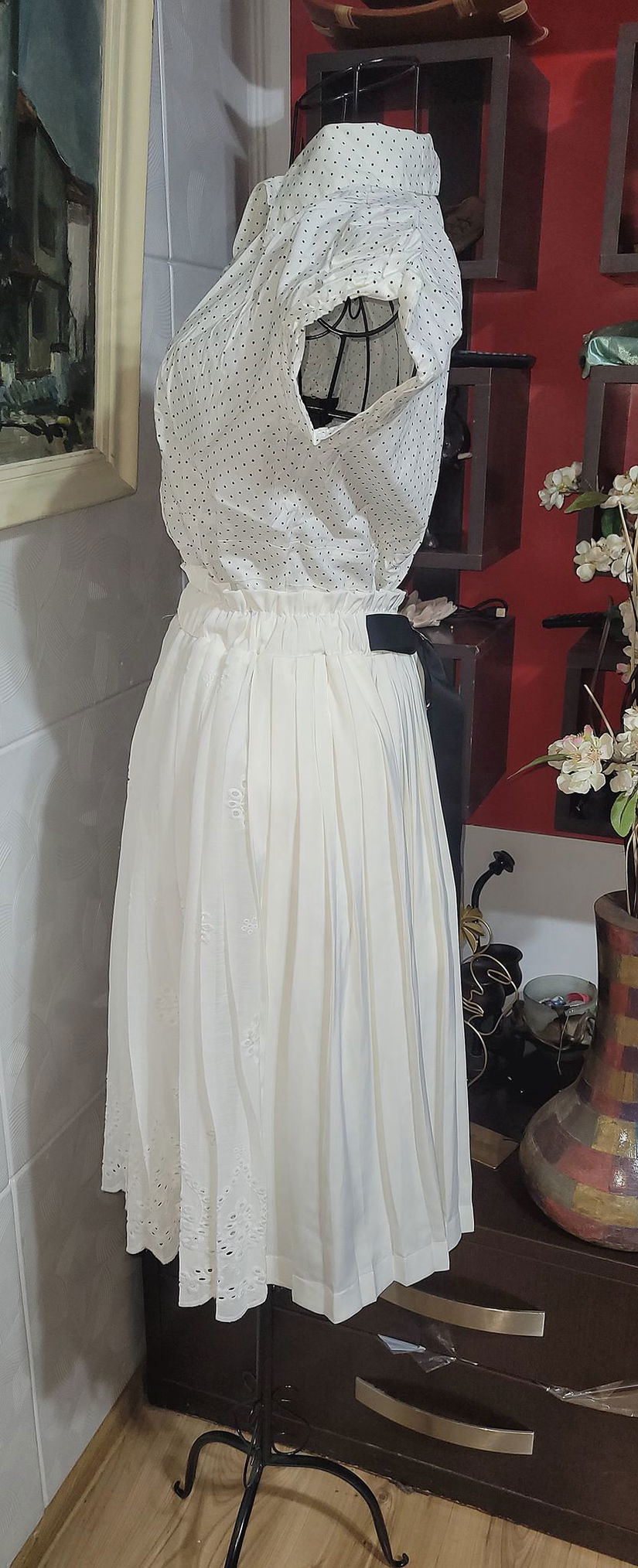 Fusta plisata cu broderie