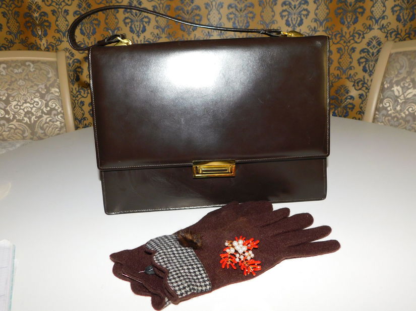 Poseta  vintage piele naturala anii 60,   manusi si brosa, noi, cadou