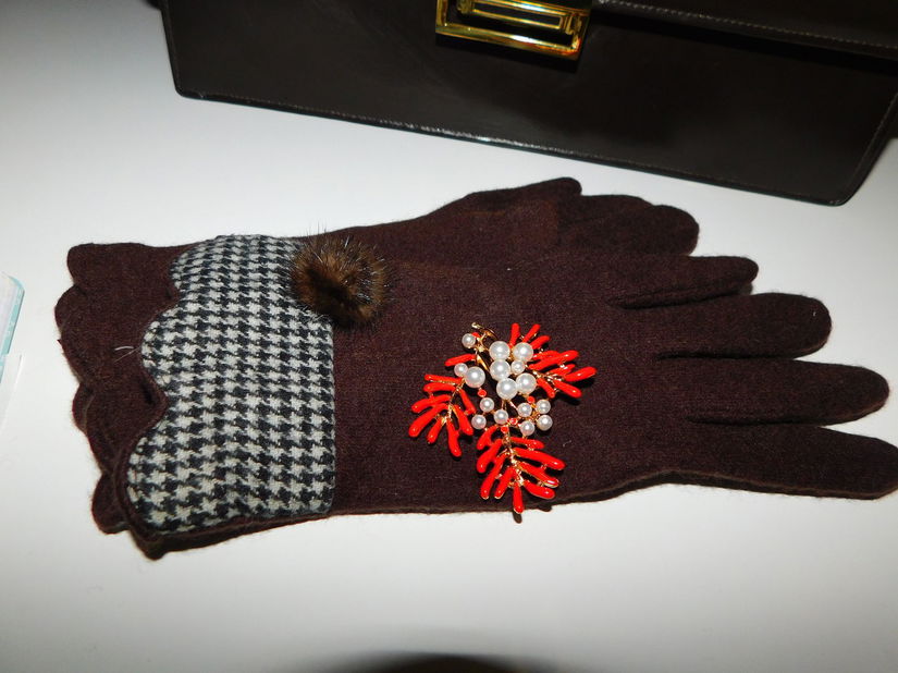 Poseta  vintage piele naturala anii 60,   manusi si brosa, noi, cadou