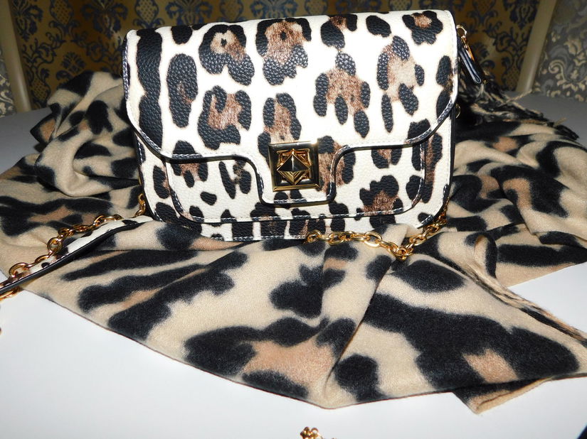 Poseta noua eleganta animal print , cadpu esarfa animal print , manusi  asortate animal print si colier perle fashion