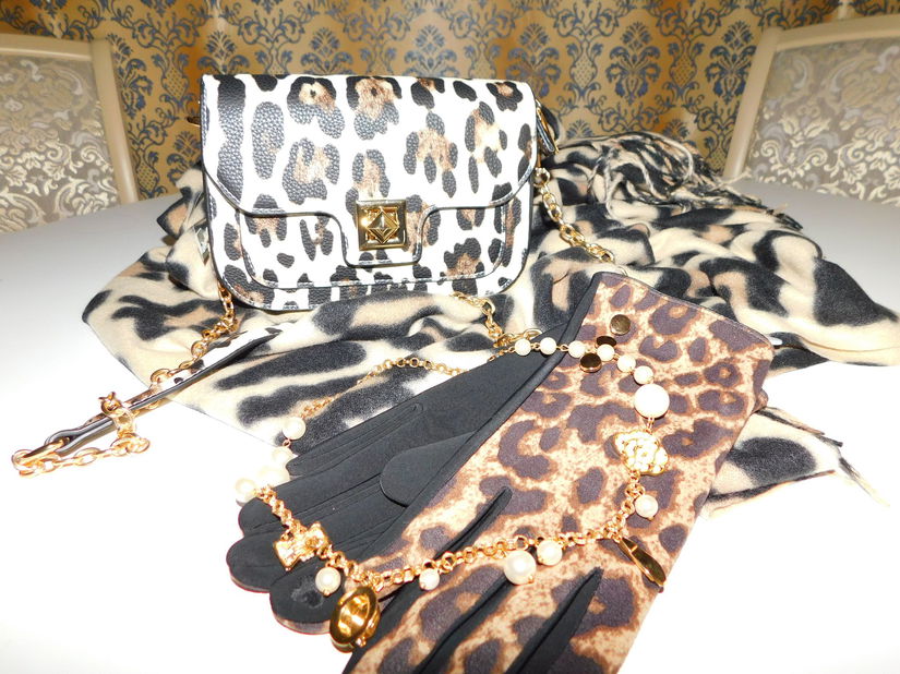 Poseta noua eleganta animal print , cadpu esarfa animal print , manusi  asortate animal print si colier perle fashion