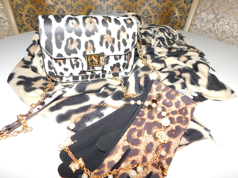 Poseta noua eleganta animal print , cadpu esarfa animal print , manusi  asortate animal print si colier perle fashion