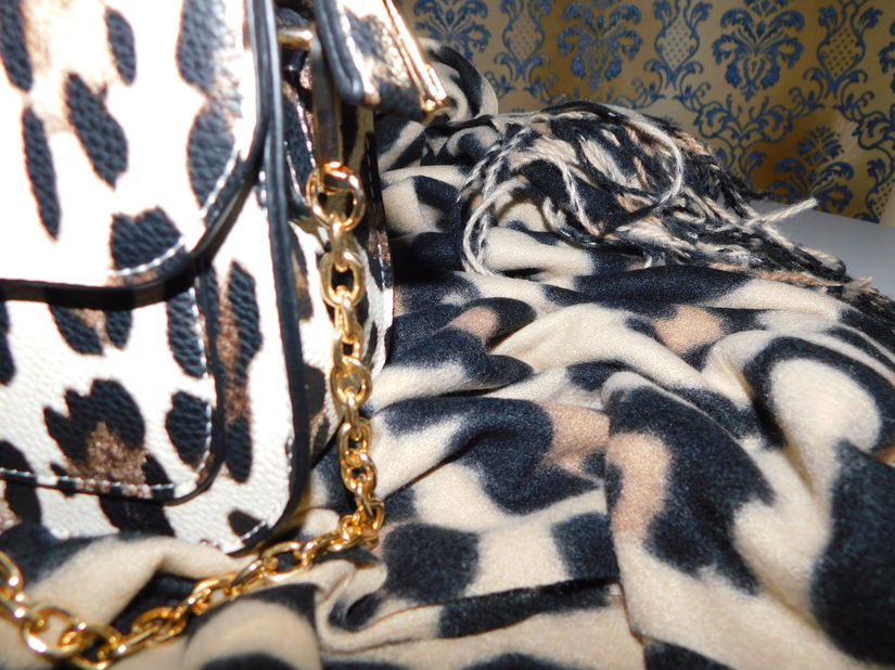 Poseta noua eleganta animal print , cadpu esarfa animal print , manusi  asortate animal print si colier perle fashion