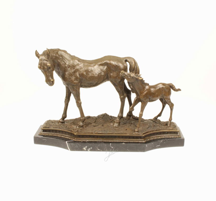 Iapa cu manz-statueta din bronz cu un soclu din marmura