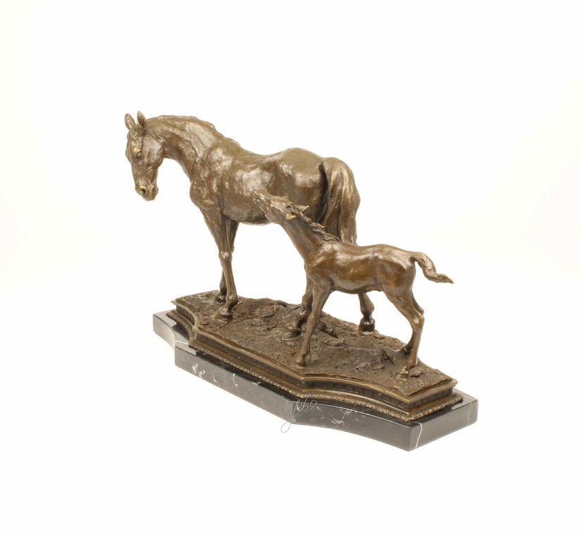 Iapa cu manz-statueta din bronz cu un soclu din marmura