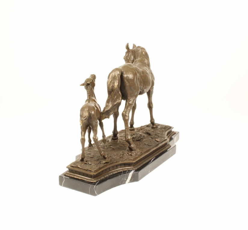 Iapa cu manz-statueta din bronz cu un soclu din marmura