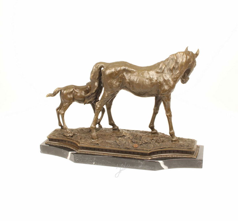 Iapa cu manz-statueta din bronz cu un soclu din marmura