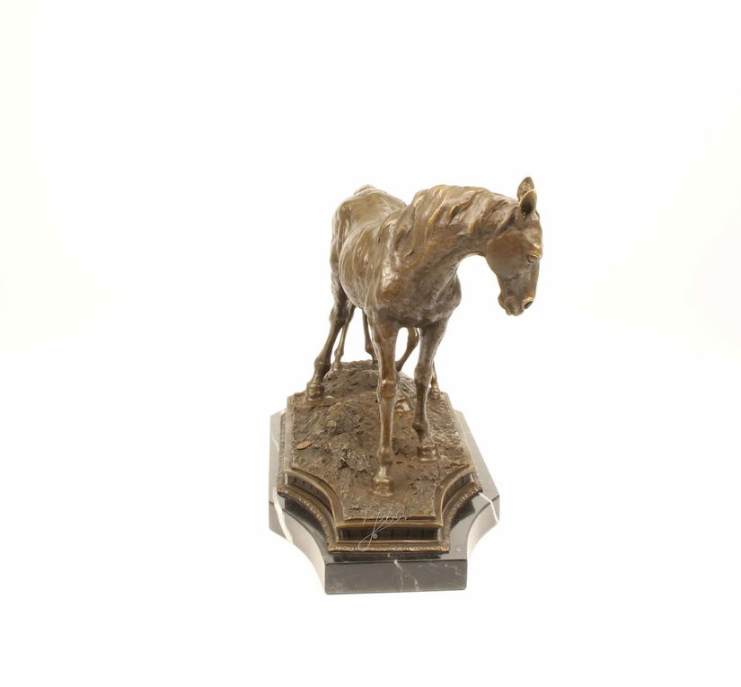 Iapa cu manz-statueta din bronz cu un soclu din marmura