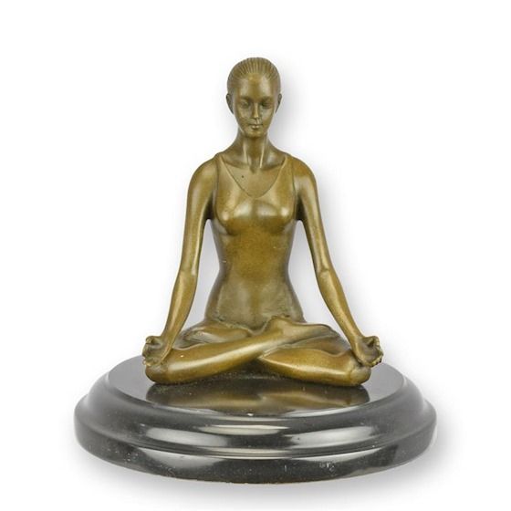 Femeie meditand-statueta din bronz cu un soclu din marmura