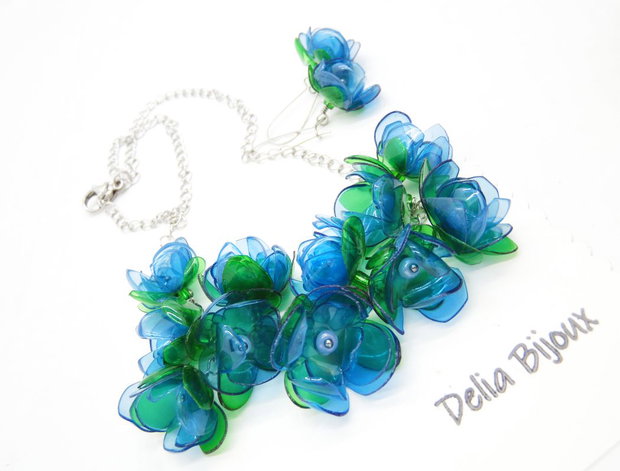 Set bijuterii statement handmade cu flori albastre unicat din plastic reciclat (cod1268)