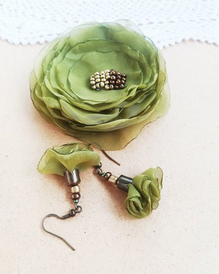 set brosa si cercei flori oliv