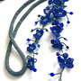 Colier cu snur crosetat din margele si floricele albastre