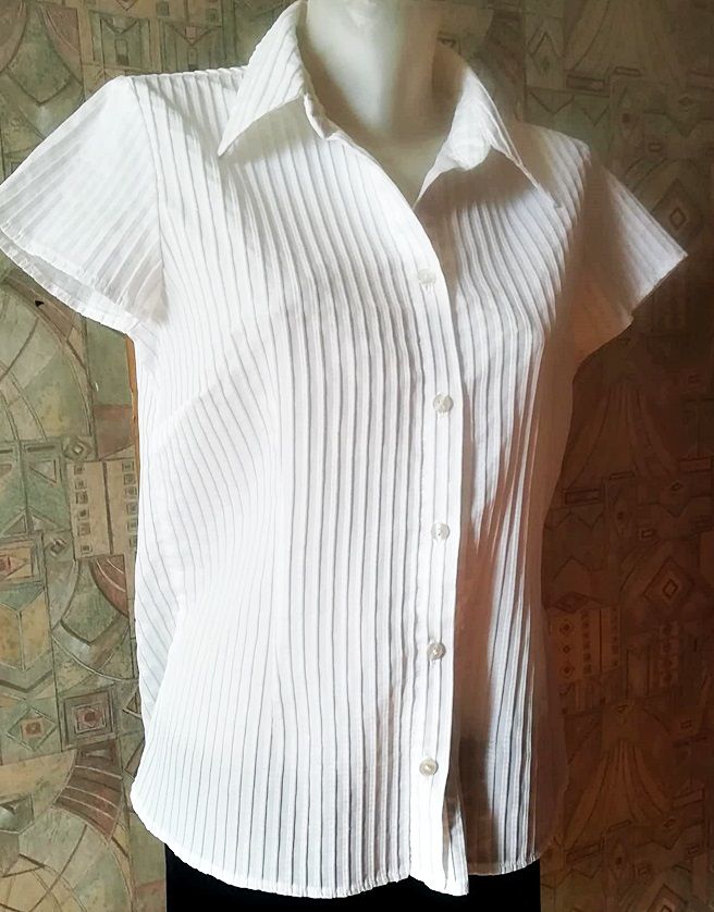 bluza alba cu dungi cusute