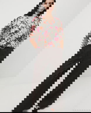 Medicine bluză culoarea bej, cu imprimeu