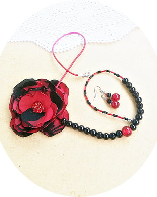 colier floral rosu si negru