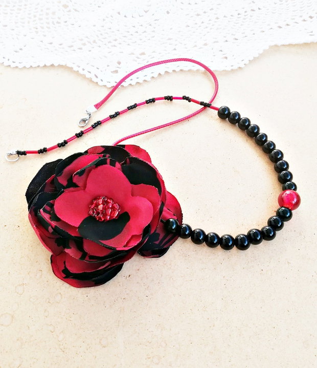 colier floral rosu si negru