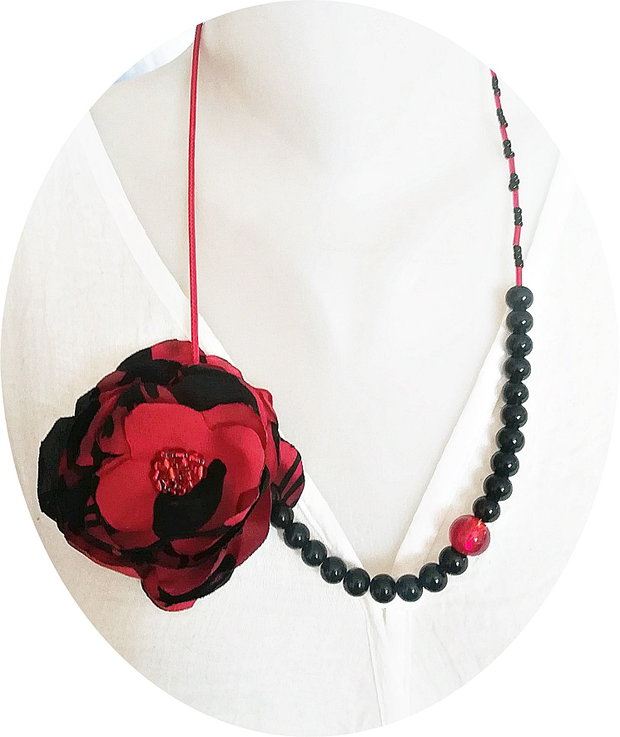 colier floral rosu si negru