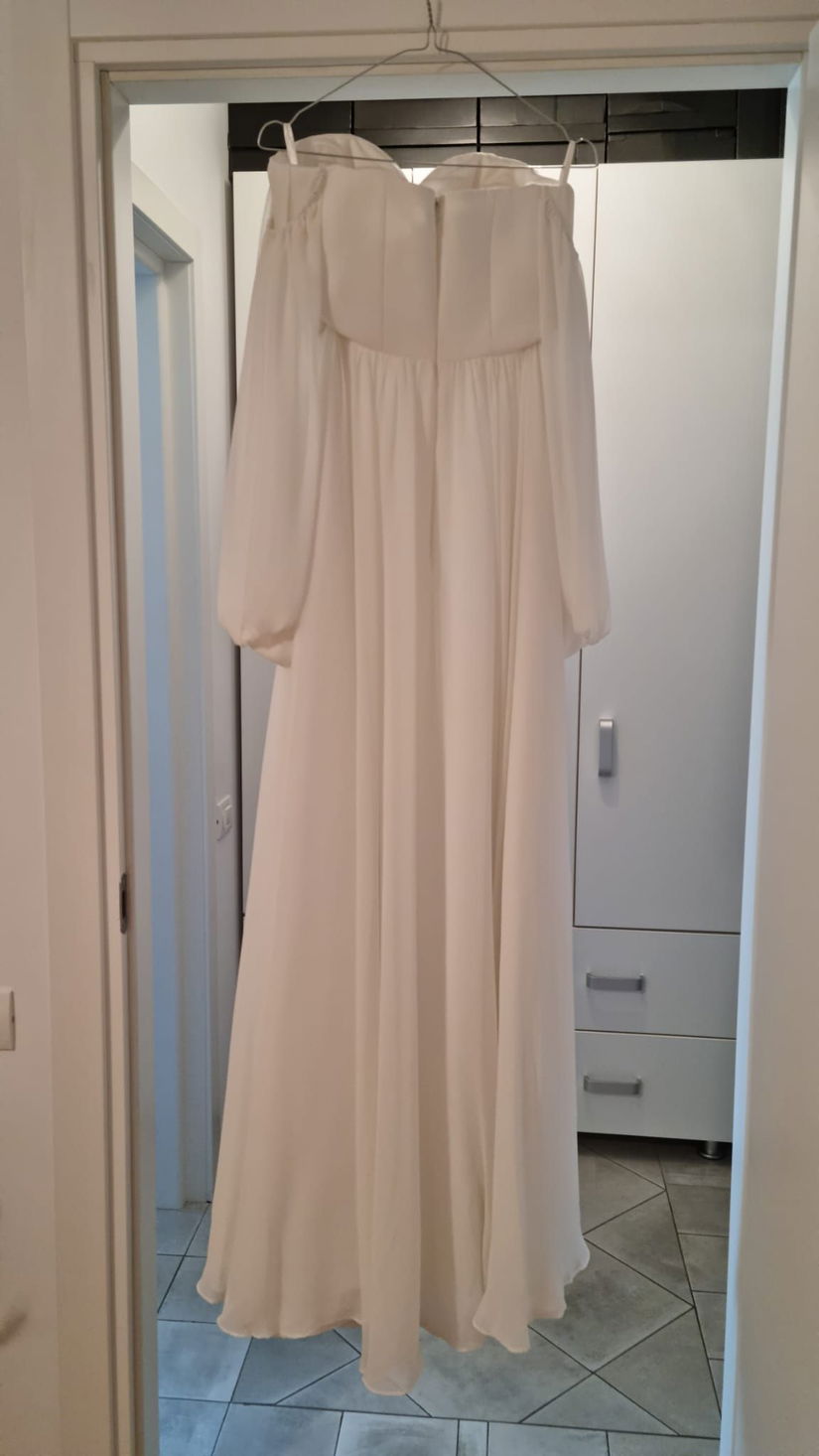 Rochie de mireasă  albă, fluidă, cu mâneci vaporoase și croi romantic