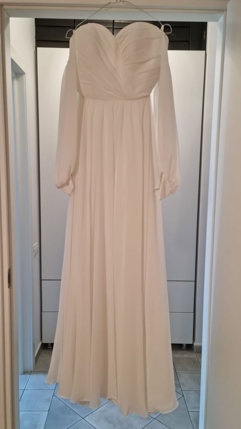 Rochie de mireasă  albă, fluidă, cu mâneci vaporoase și croi romantic